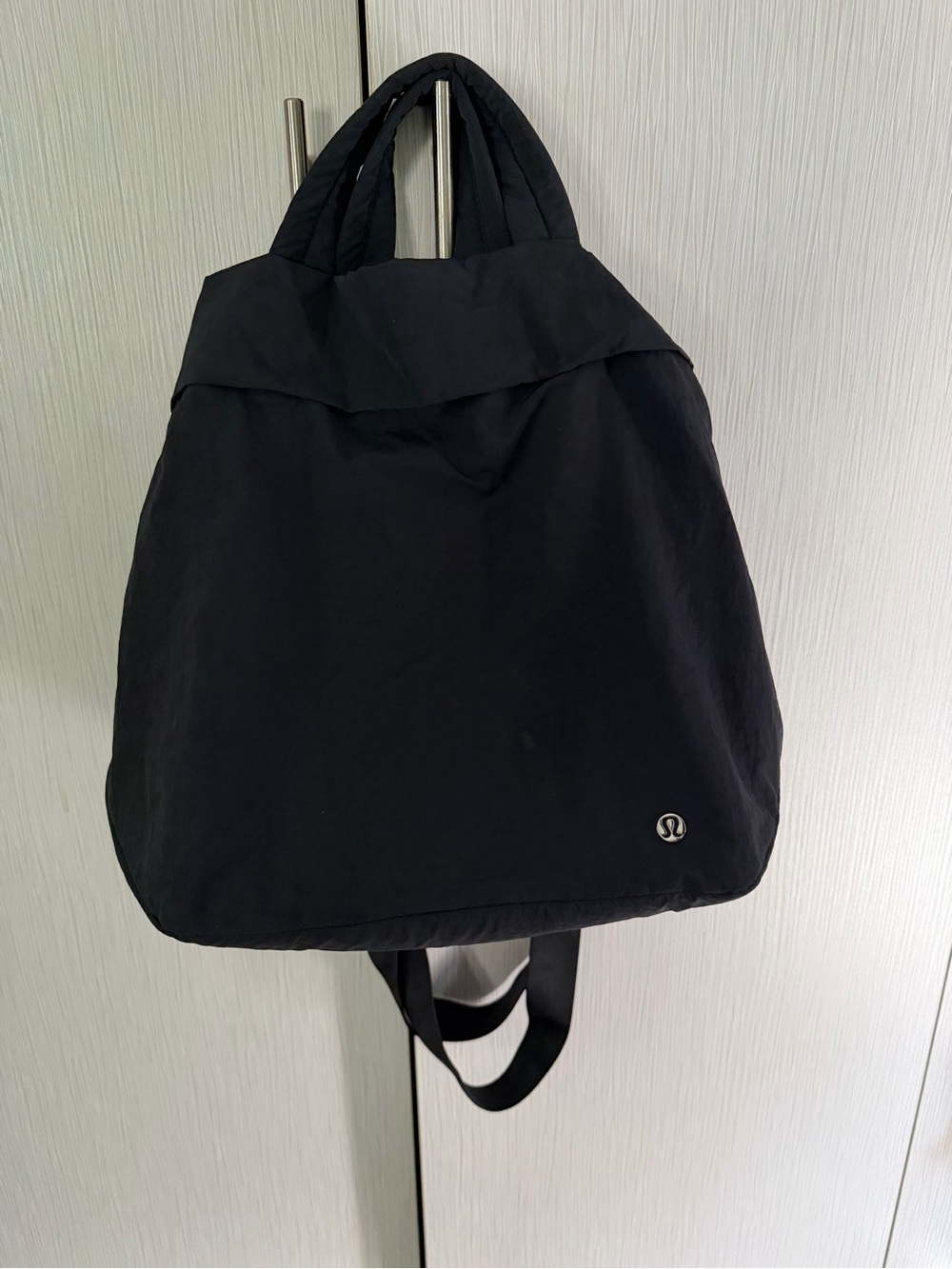 Lululemon Black On My Level 2L with silver finish Everyday Tote